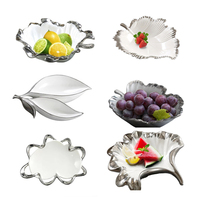 Assiette en porcelaine nordique personnalisée OEM/ODM en forme de feuille unique, plateau de service écologique à bord argenté pour fruits, bonbons et collations