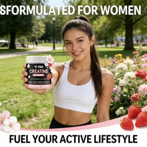Las mujeres toman 5000 miligramos de gomitas de creatina con una cantidad de agua específica para mejorar la fuerza muscular y el rendimiento físico. - Product Image 3