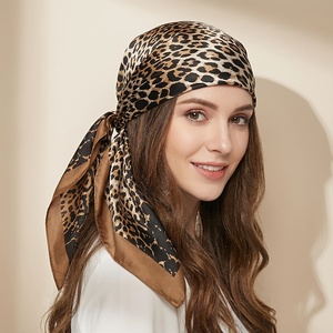 Sciarpa Quadrata da Donna con Stampa Leopardata in Materiale alla Moda, Indossabile in Diverse Modalità - Product Image 2