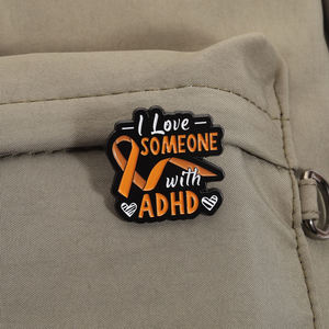 ADHS AUTISMUS ANGST Brosche Emaille-Anstecknadeln Ich Liebe jemanden mit ADHS Psychische Gesundheit Bewusstseins-Broschen Anstecknadel Schmuck Geschenk - Product Image 3