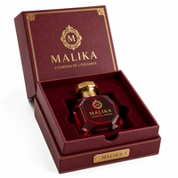 Boîte de luxe pour parfum avec couvercle et base en cuir bordeaux, insert en velours, plaque métallique dorée, emballage cadeau rigide
