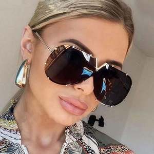 Gafas de Sol Cuadradas Extra Grandes con Logotipo Personalizado, de Moda, Alta Calidad, para Hombre y Mujer, con Marco Grande y Remaches, Protección UV400 - Product Image 1