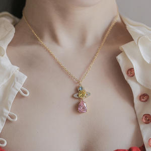 Cadena de Clavícula para Mujer, Diseño de Mariposa y Saturno con Circones de Alta Calidad, Chapada en Oro, Joyería de Moda al por Mayor - Product Image 4