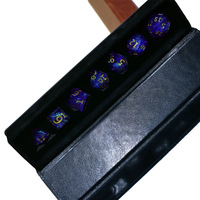 Boîte de rangement rectangulaire anti-poussière pour dés de jeux de rôle Dungeons & Dragons ; Organisateur en cuir au design moderne et minimaliste