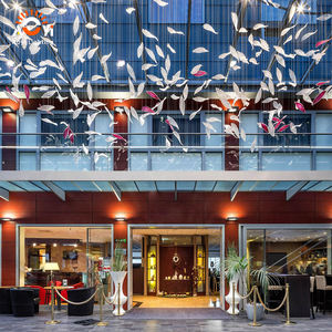 Luminaire LED en verre suspendu personnalisé - Lampe artisanale inspirée de la nature pour <span class=keywords><strong>les</strong></span> espaces commerciaux et <span class=keywords><strong>les</strong></span> halls d'exposition - Product Image 3