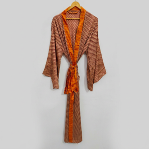 Robe kimono de luxe en soie patchwork, cache-maillot de bain, tenue de nuit, longue robe, kimono indien vintage fait main en soie de sari recyclée - Product Image 1