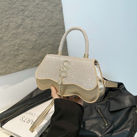 Nouveau sac à main léger pour femme, sac à bandoulière tendance avec logo métallique de luxe, idéal pour le shopping