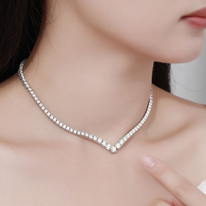 Collar de zafiro en forma de V para mujer en plata pura, con un diseño indie y un estilo lujoso con numerosos diamantes. - Product Image 3