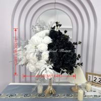 DKB Nouvelle boule de fleurs en soie ronde de 65 cm, centre de table floral artificiel moderne avec rose rouge suspendue pour la décoration de table de mariage