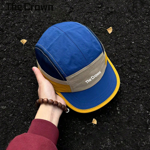 Casquette de camping 5 panneaux personnalisée de haute qualité en maille nylon à séchage rapide, blocs de couleur avec passepoil rouge, unisexe, vente en gros - Product Image 3