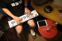 Controlador de teclado MIDI USB Midiplus X2 Mini de 25 teclas con almohadillas de ritmo Botones asignables MIDI y paquete de software incluido