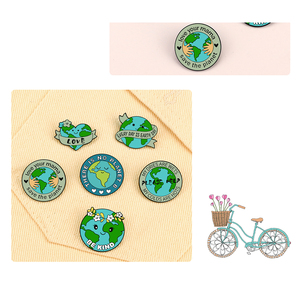 Spilla smaltata a forma di cuore verde 'Amo la Mamma Terra', distintivo ecologico per giacca in denim, spilla a tema natura - Product Image 5