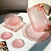 Roze onregelmatige dessertbord in Scandinavische stijl, Instagram-geïnspireerd design, exquisiete, verfijnde glazen schaal voor fruit, gebak en zoetigheden, voor thuis.