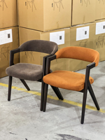 Vente en gros de fauteuil en bois massif de style nordique siège confortable en tissu chaise de salle à manger au design courbe simple pour bureau de restaurant australien