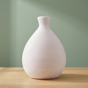 Vase de table en céramique blanche côtelée, écologique, design minimaliste mat, largeur 4-8 pouces, hauteur 8-16 pouces, fabriqué au Gujarat - Product Image 3