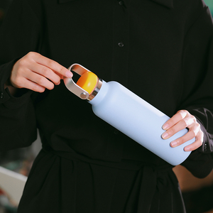 Bottiglia d'Acqua Isolata in Acciaio Inossidabile Azzurro con Manico Arancione, Antigoccia, Portatile e Ideale per Ufficio, Casa e Uso Quotidiano - Product Image 5