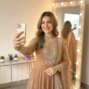 Ensemble Anarkali beige brodé avec dupatta en tulle, manches longues, tenue indienne et pakistanaise, vêtement festif et formel - Product Image 1