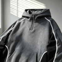Sweat à capuche unisexe personnalisé en polaire gris et noir avec blocs de couleur contrastants, col zippé quart, coupe oversize, manches raglan, style vintage sport