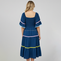 Robe midi sur mesure OEM à col carré et manches courtes, avec bordure colorée en zigzag, volants smockés superposés, coupe trapèze, style Cottagecore