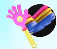 Prix bon marché promotionnel enfants jouet Noisemaker coloré en plastique secouant applaudissant la main pour les fans de football