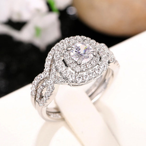 Anillo de Compromiso de Diamantes en Oro Blanco para Mujer Q103, Corte Brillante Redondo, Color G Natural, Diseño Halo - Product Image 2