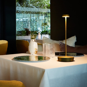 Lámparas de Mesa LED Modernas de Diseño Clásico en Dorado Arena y Negro, Inalámbricas, con Batería, Regulables, Control Táctil, para Cenas, Restaurantes, Interiores - Product Image 4