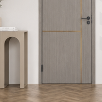 Porte intérieure finie en WPC avec surface gravée CNC de précision et garniture décorative en acier inoxydable incrusté pour la rénovation de maison ISO CE