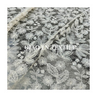 Tissu en dentelle 100% polyester brodé de fleurs, fleurs tridimensionnelles, paillettes, perles pour robes de mariée, robes de cérémonie