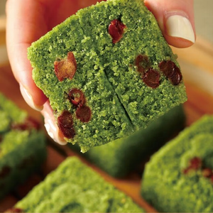 Pastel Mochi de Frijoles Rojos Congelados Hechos a Mano con Hierbas Naturales: Regalo Asiático Festivo, Postre de Vacaciones, Comida Tradicional de Vapor - Product Image 6
