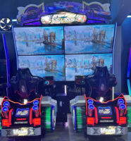 Machine de jeu de course d'arcade immersive à plusieurs écrans à 2 joueurs à monnayeur sur le thème Fast & Furious pour parcs d'attractions/salles de jeux