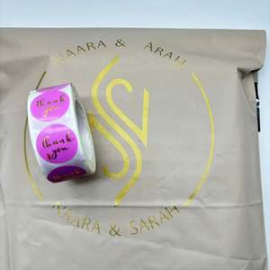 Bolsas de Correo Personalizadas con Logotipo Dorado Metálico, Bolsas de Envío Biodegradables de Poliéster Mate Beige, Bolsas de Correo Color Nude - Product Image 2