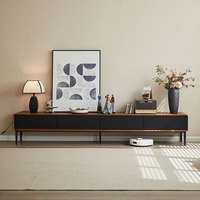 Ensemble meuble TV et table basse minimalistes modernes, pieds hauts, en noyer massif noir, style nordique luxueux, sur pieds.