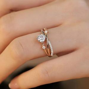 S925 Sterling Silver Star River Bague en diamant à quatre griffes avec 1.0ct VVS Moissanite Fashion Light Bague de mariage de luxe - Product Image 5