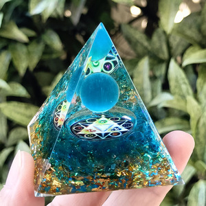 Pyramide en résine époxy avec pierres de cristal, ornement de bureau, verre œil-de-chat bleu, décoration d'intérieur, cadeau - Product Image 3