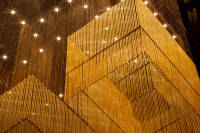 Lustre géométrique moderne de luxe, grand luminaire suspendu personnalisé à franges dorées pour hall d'hôtel, atrium, projet de plafond haut