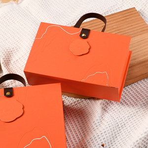 Cadeau de luxe imprimé sur mesure forme magnétique inséré rabat de boîte cadeau rigide avec étui de transport en cuir - Product Image 3