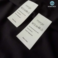 Etiquettes personnalisées écologiques en satin sérigraphié pour l'entretien des vêtements pour chaussures, sacs et vêtements avec bord coupé par ultrasons