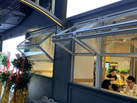 Ventanas plegables de aluminio de estilo americano Sistema plegable de vidrio de rejilla enrollable vertical para bares y cafeterías