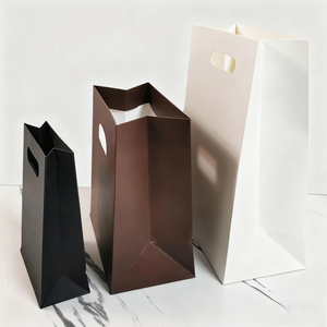 Sacs en papier kraft noir recyclables avec poignées découpées pour bijoux, colliers, bagues, emballages cadeaux de boutique, petits sacs de shopping personnalisés avec logo - Product Image 6