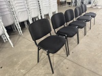 Chaise de conférence moderne empilable et rembourrée avec pieds en métal chromé pour salle de réunion de bureau et séminaire de formation