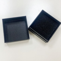 Boîte cadeau personnalisée écologique en cuir imprimé quatre couleurs à motif carré, avec couvercle noir et plateau en papier pour bijoux, ceintures et colliers