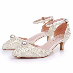 <span class=keywords><strong>Scarpe</strong></span> da <span class=keywords><strong>sposa</strong></span> a punta <span class=keywords><strong>scarpe</strong></span> da <span class=keywords><strong>sposa</strong></span> <span class=keywords><strong>bianche</strong></span> <span class=keywords><strong>scarpe</strong></span> <span class=keywords><strong>comode</strong></span> da 5 cm con tacco per le donne e le signore della <span class=keywords><strong>sposa</strong></span> - Product Image 3