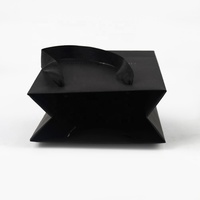 Sac fourre-tout en carton noir mat avec logo personnalisé en or à chaud pour l'emballage de vêtements de luxe, de cosmétiques, de cadeaux, d'achats en gros