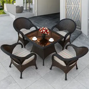Hochwertige Pe Rattan Weide schwarze Stühle quadratischer Tisch retro 5-teiliges Outdoor-Möbel-Set