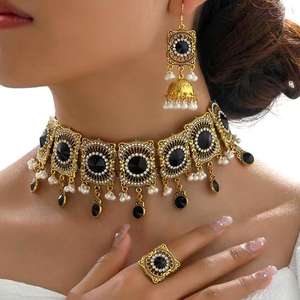 भारतीय शैली तीन-टुकड़ा धातु स्टडेड डायमंड स्क्वायर एक्सेसरी सेट जुमस्टोन नेरिंग संयोजन मुख्य मिश्र धातु - Product Image 1