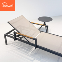 Chaises longues de luxe en aluminium empilables, légères, avec accoudoirs en bois de teck pour les projets commerciaux à Dubaï et en Thaïlande