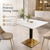 Table à manger de luxe en marbre, plateau carré en pierre frittée de 70 cm avec base noire et dorée pour hôtel, restaurant et bar