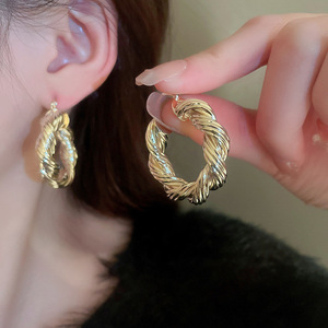 Orecchini Vintage a Goccia Traforati per Donne, Accessori per Orecchie Semplici e alla Moda per Uso Quotidiano - Product Image 2