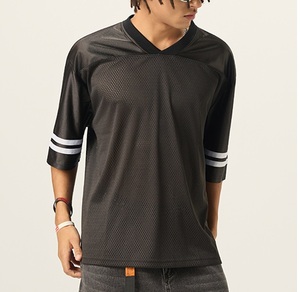 Camiseta de manga corta con cuello en V para hombre, estilo vintage, con diseño hueco, estilo europeo americano, con bloques de color y rayas. - Product Image 2