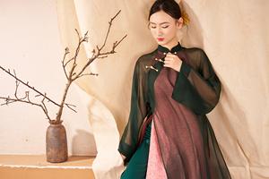 Robe Ao Dai en soie brocart de style halter avec superposition en mousseline de soie, chrysanthème de lune vietnamien, KAD33 - Product Image 2